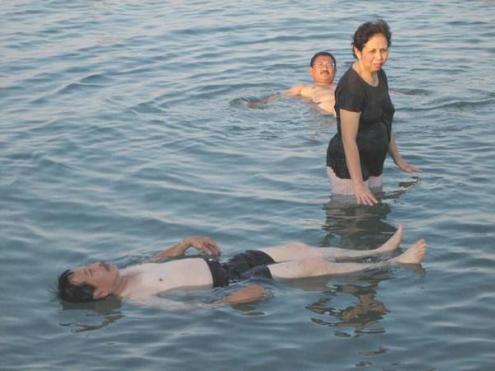 274913-Mengapung-di-Laut-Mati--Floating-at-the-Dead-Sea-0